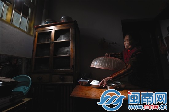 許阿婆的眼睛有一只已經(jīng)看不見(jiàn)了