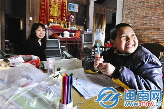 生活雖然困苦，一家人樂觀面對(duì)