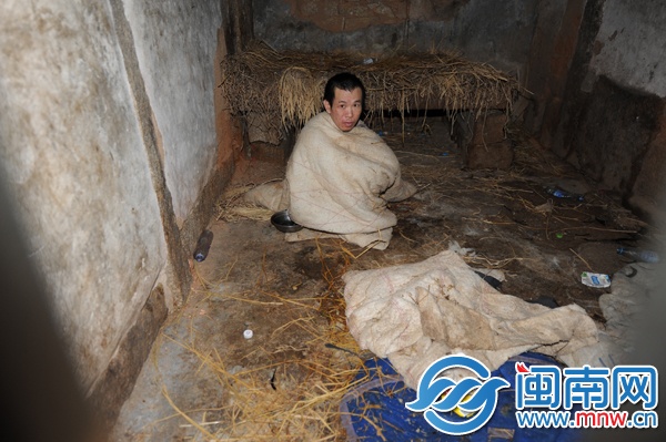王清波被家人關進石屋17年了