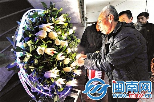 裝好燈泡，牽上燈帶，花燈就做好了