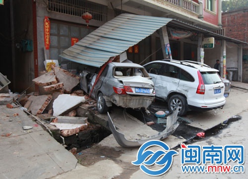 小車（左）撞墻后，殃及停在那的其余車