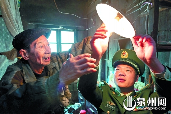 老人家燈泡壞了，邊防民警及時(shí)修好