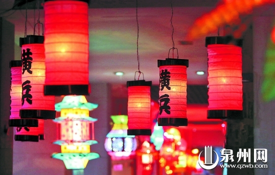 從日本空運(yùn)來(lái)的小田原燈置入紅色燈泡，喜慶又別致