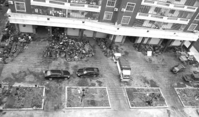 恒新花苑小區(qū)樓下，占道的廢舊汽車零件基本清空