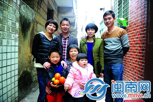 二十多年前拍的全家福里，只有4個(gè)人，如今一家已有