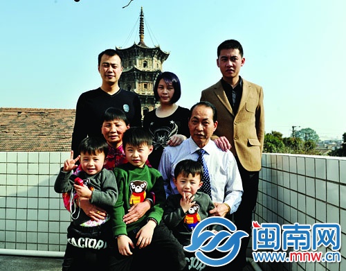 這次拍全家福，陳翠玉和十年前一樣，選擇了東塔為背景