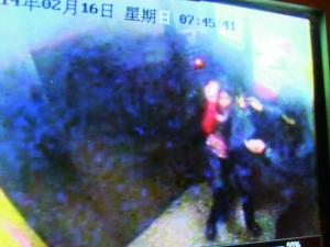 蘭州代課女教師在電梯內(nèi)遭陌生男子割喉1