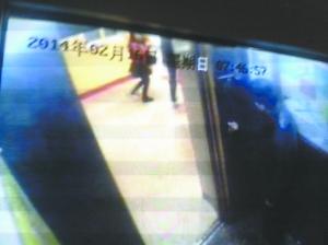 蘭州代課女教師在電梯內(nèi)遭陌生男子割喉3