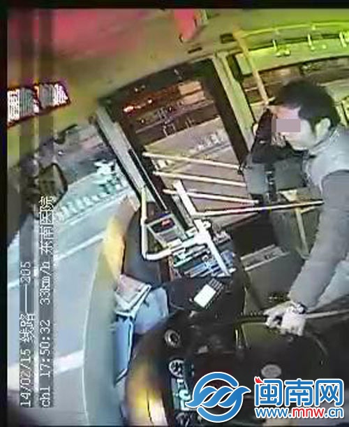 曾某峰搶公交車方向盤的一幕被監(jiān)控拍下