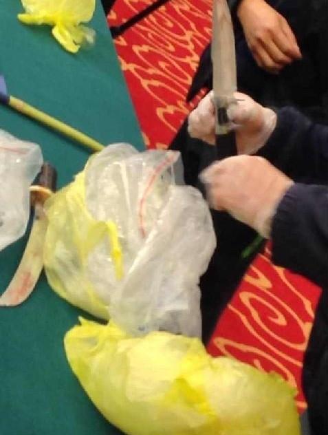 警方搜出暴恐分子兇器和疆獨分子旗幟1