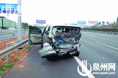 小車被撞到應(yīng)急車道，尾部凹陷