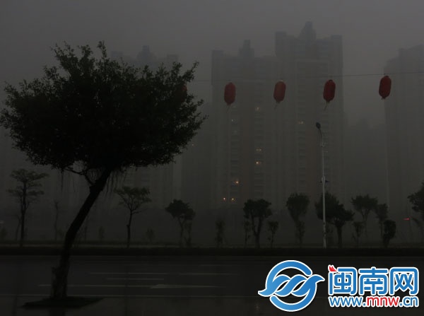 昨日下午3時(shí)34分，近乎黑夜，泉州東海一小區(qū)，居民
