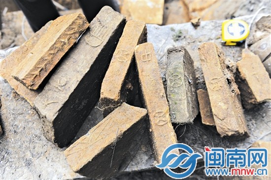 從墓室挖出的磚有很多種圖案：葉脈紋、篦梳紋、銅錢紋