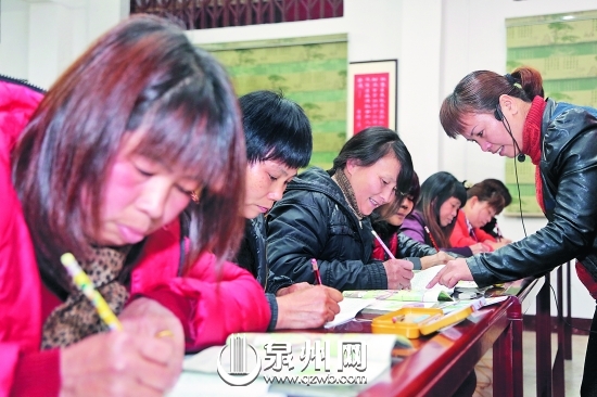 授課老師認真指導學員寫字