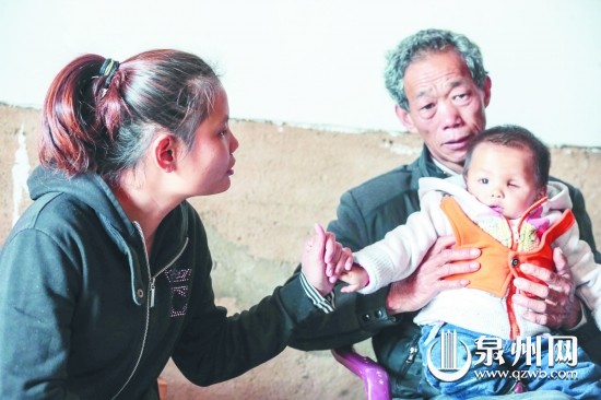 小丹不幸罹患眼癌，左眼球已被摘除。
