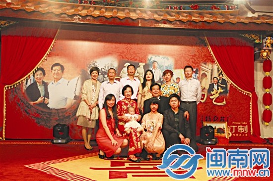 金婚慶典上，老人和家人學生拍照留念