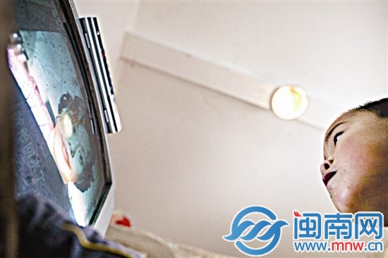 這一刻，冬冬的世界里，只有電視機(jī)里的人