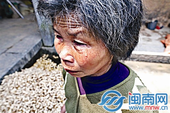 提起家庭的不幸，奶奶淚流滿面