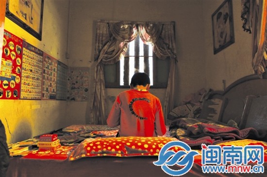 小斌獨自呆在貼滿動物圖鑒的昏暗小屋里，才最安靜