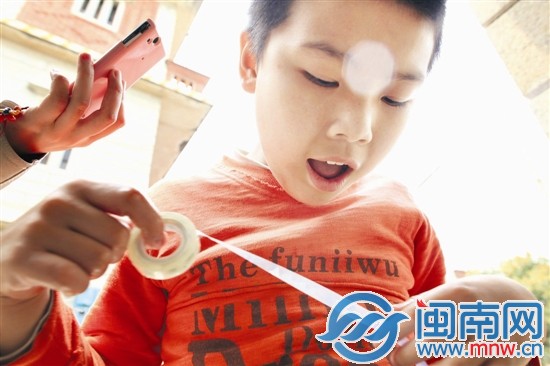 小斌玩著膠帶時，聽到手機里的《感恩的心》音樂