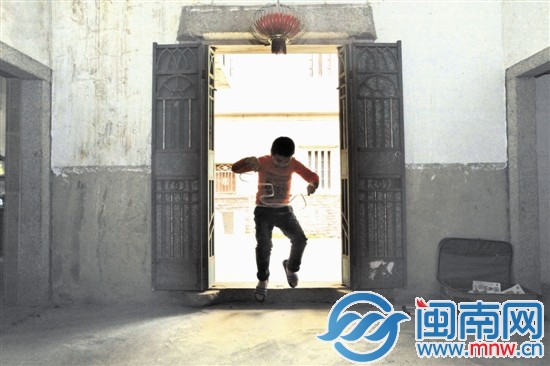 小斌一個(gè)人在房門(mén)口玩著膠帶，仿如孤獨(dú)的舞者