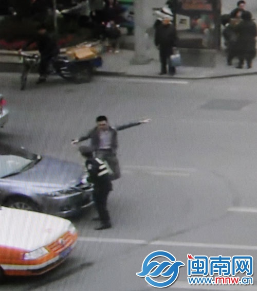 于某走下車，對著老徐就是一腳飛踹