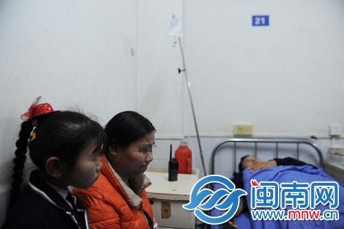 女兒和妻子在醫(yī)院照顧老徐，丈夫被打，妻子很難過