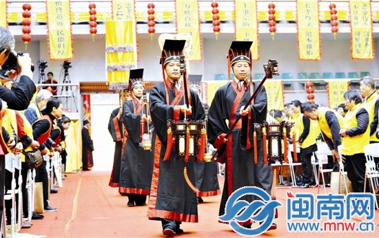 祭祀大典按傳統(tǒng)禮數(shù)進(jìn)行，持續(xù)一個(gè)多小時(shí)