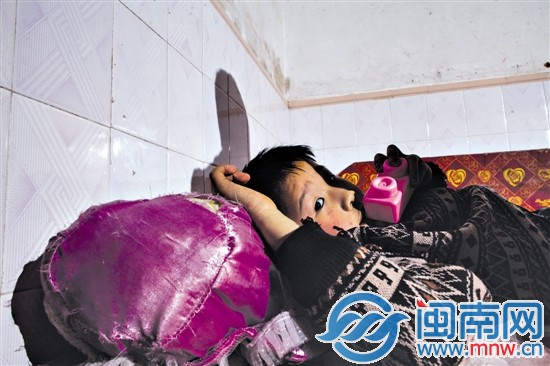 阿寶獨處房間內(nèi)，只有身下一個破舊的娃娃陪著他