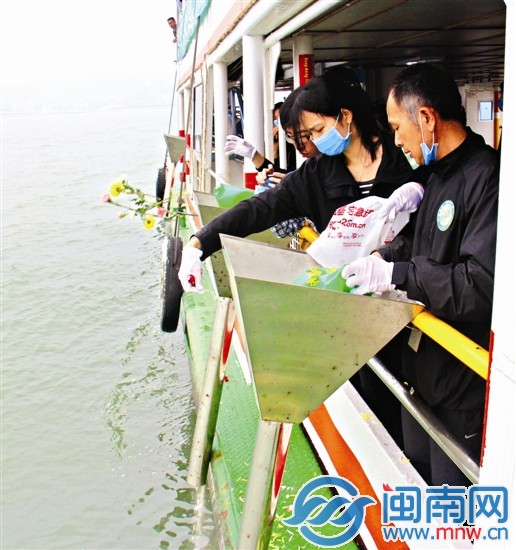 不少人千里赴廈，實(shí)現(xiàn)逝者遺愿