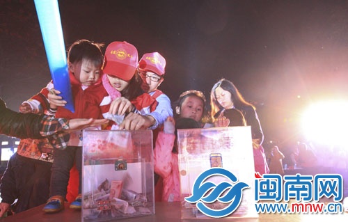 前晚，公益晚會現(xiàn)場，市民自發(fā)捐款