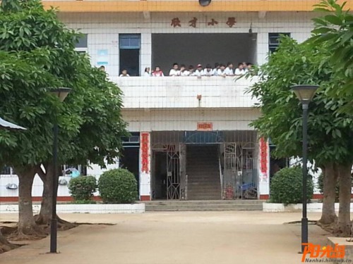 海南小學生春游大巴事故現(xiàn)場2