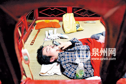 用嘴唇觸屏與外界交流