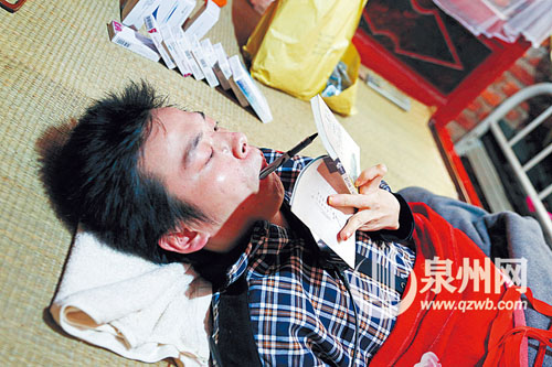 躺久了，蘇祥達(dá)能用嘴寫出一筆好字。