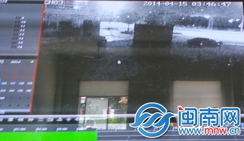 在車站內(nèi)呆約10分鐘后，黑色小車駛離車站