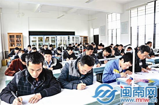 茶農(nóng)和真正的大學(xué)生一樣，上課、考試