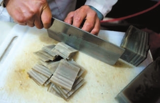 炒制前，粉根需要切成薄片