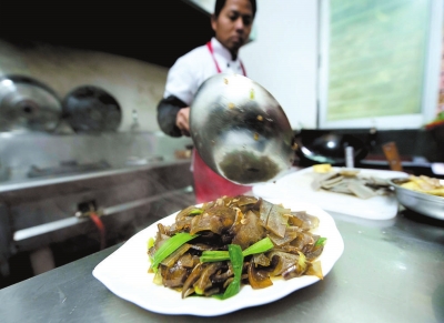 向陽(yáng)驛站大廚炒制的粉根又Q又香