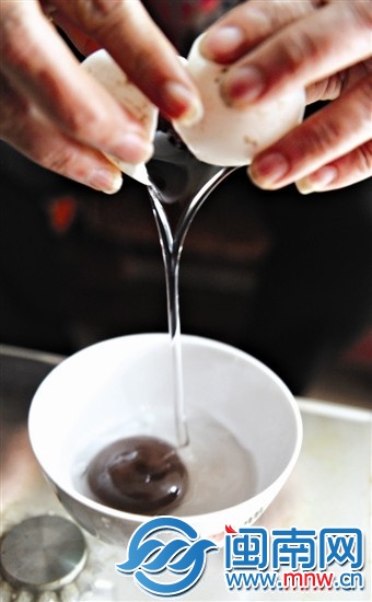 潘女士現(xiàn)場打蛋，咖啡色的蛋黃滑落碗底