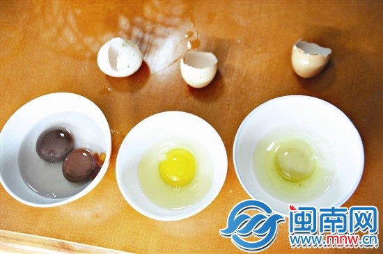 左為變色鴨蛋黃，中為正常雞蛋，右為變色雞蛋黃
