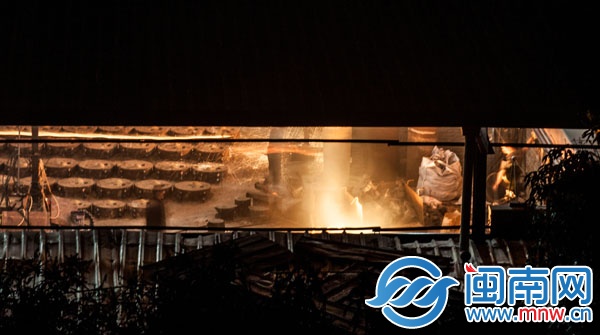 開始鑄鐵時，車間內(nèi)火花四濺