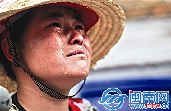 工人陶女士看著火場，留下了兩行眼淚