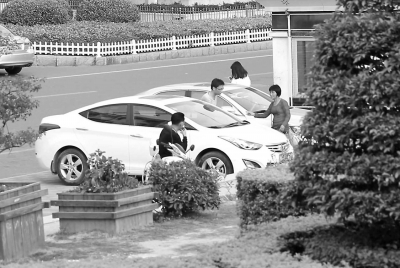 阿婆向車主收取停車費(fèi)