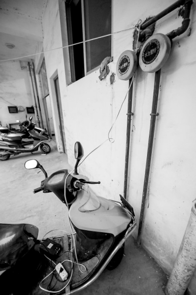 柳南小區(qū)業(yè)主私拉電線充電