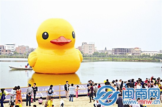 憨態(tài)可掬的大黃鴨，讓參觀的人仿佛回到童年