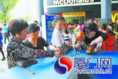 清點(diǎn)儲(chǔ)蓄罐的零錢