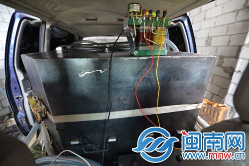 經(jīng)過(guò)改裝的商務(wù)車(chē)內(nèi)藏著一個(gè)用于裝油的大鐵箱和輸油