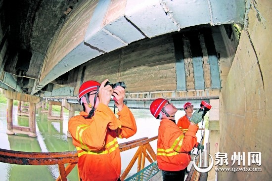 工程人員認真檢測橋況