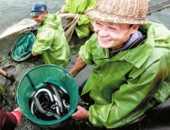 豐收后，村民一臉笑容