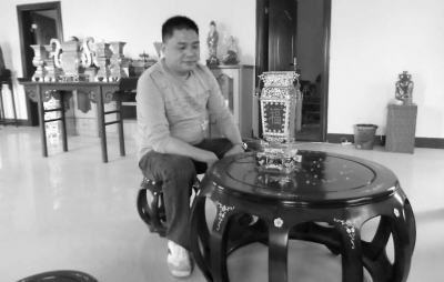 王志剛向記者展示福壽錫燈